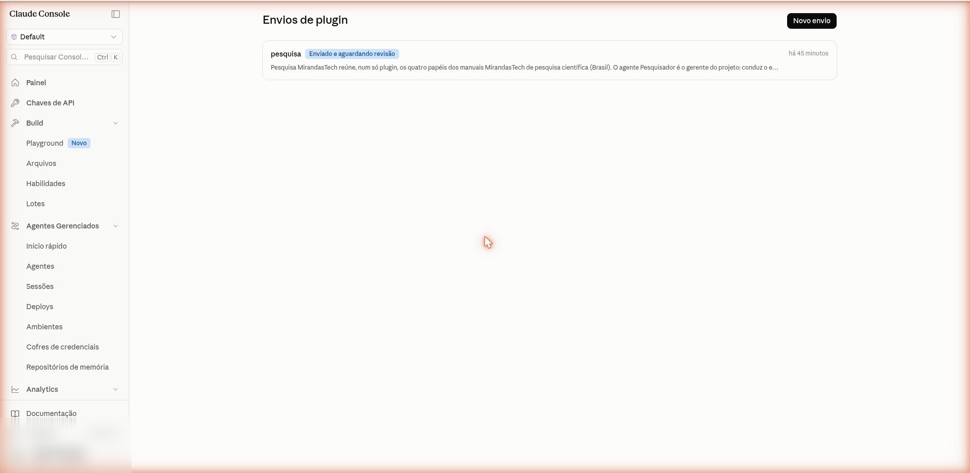 Console da Anthropic, página Envios de plugin, com o envio pesquisa e o status Enviado e aguardando revisão